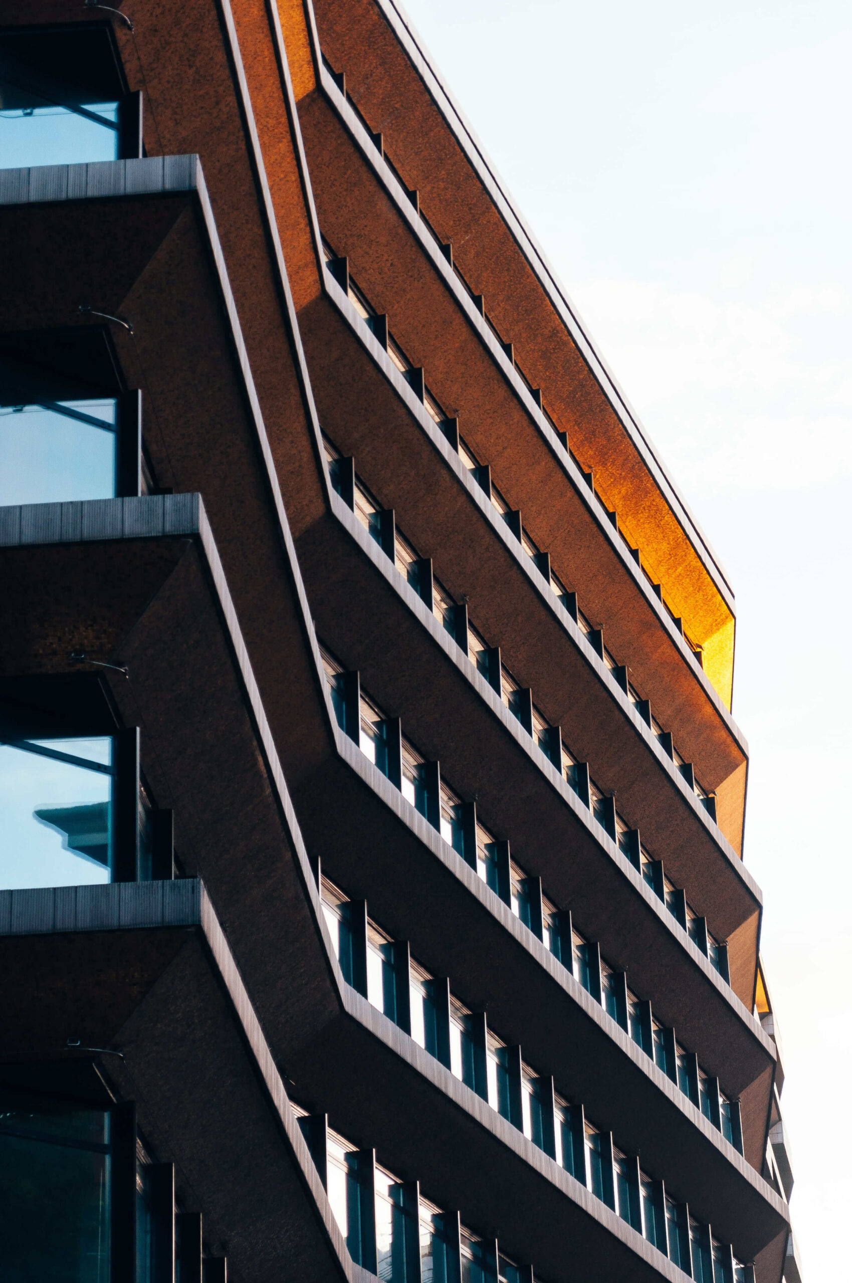 tiro-de-angulo-bajo-de-un-edificio-de-apartamentos-de-varios-pisos-scaled.jpg